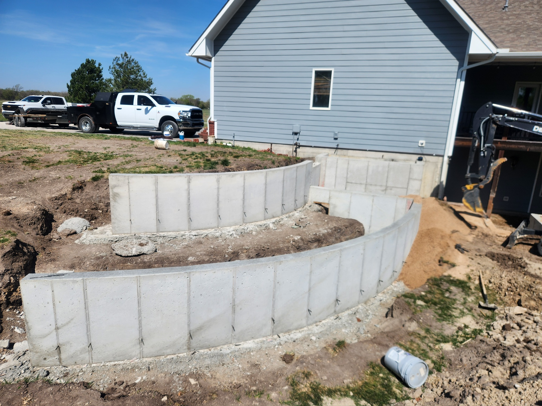Concrete retaining wall construction
